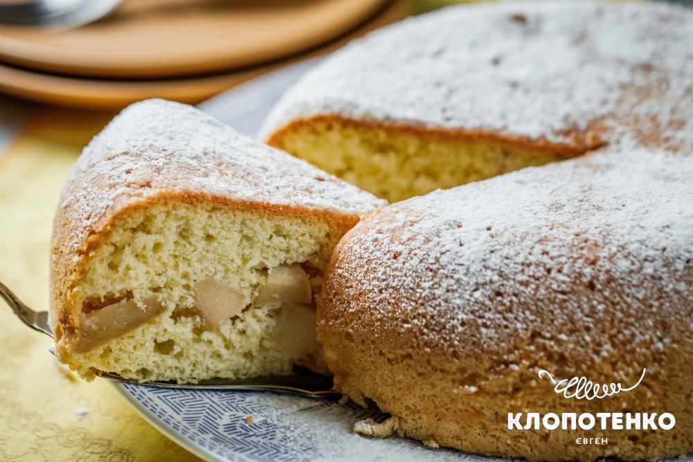 Бісквіт з яблуками