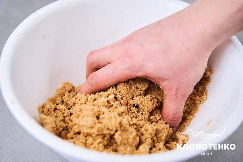 Змішайте печиво з маслом