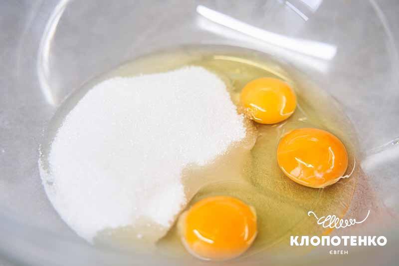 Змішайте яйця з цукром