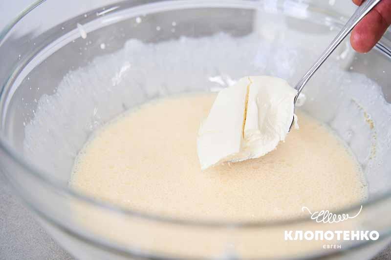 Додайте сир філадельфія