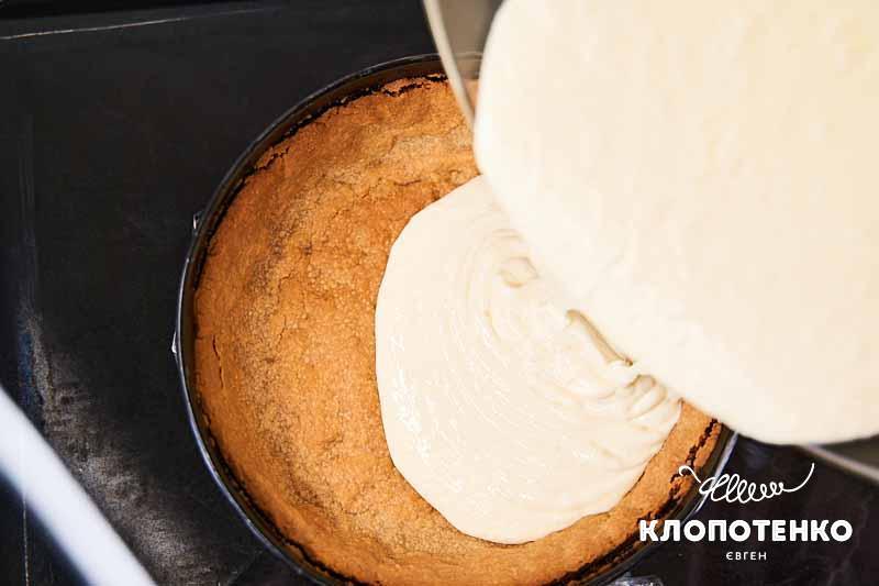 Влийте начинку на основу