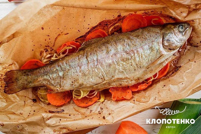 Запечена форель із овочами