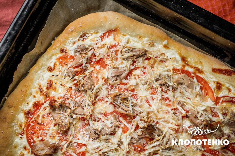 Італійська піца з тунцем