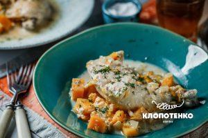 Курка з гарбузом, тушкована в молоці.