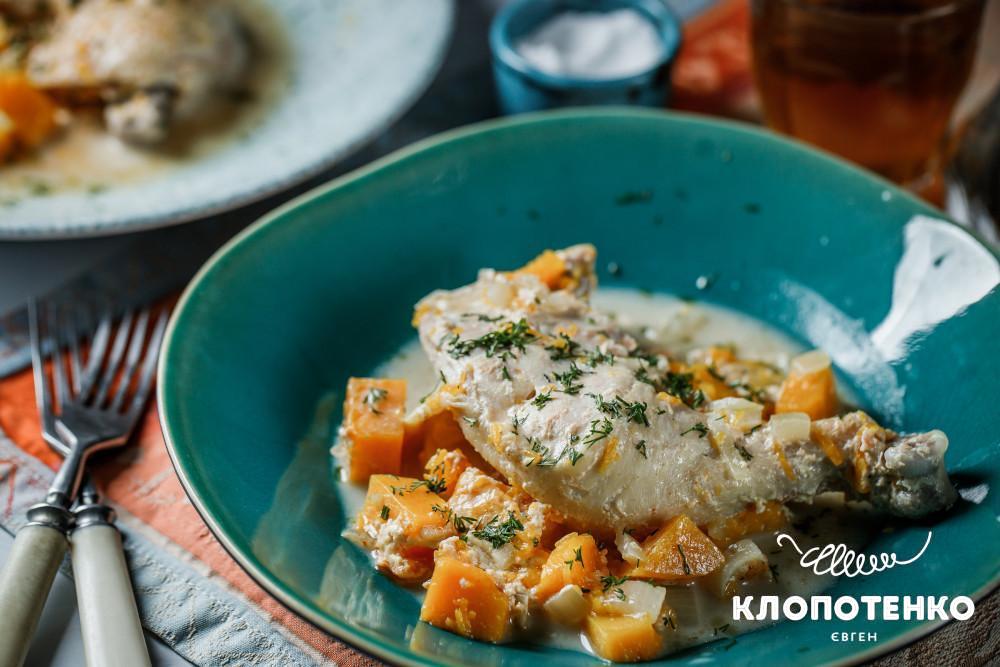 Курка з гарбузом, тушкована в молоці.