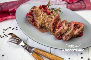 М'ясний рулет з ягодами, запечений у духовці