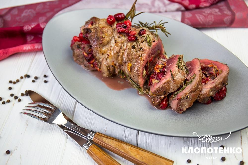 М'ясний рулет з ягодами, запечений у духовці