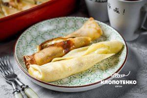 Налисники з сиром на тарілці