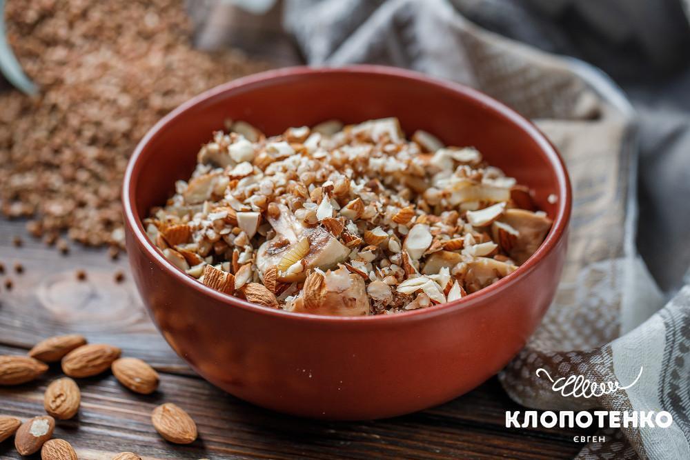 гречка з печерицями та мигдалем