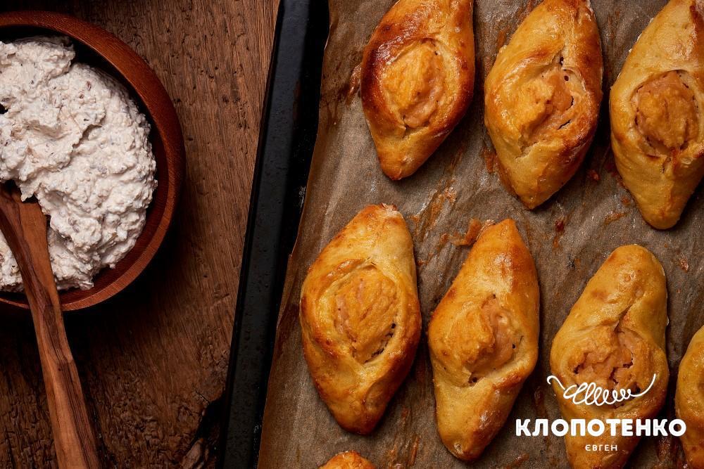 Картопляні пиріжки розрепанці з горохом