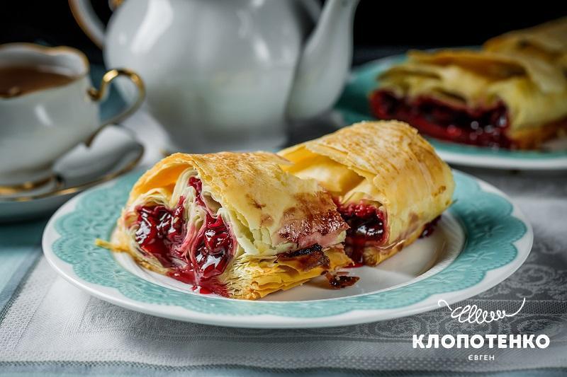 Подавайте з вершками чи морозивом