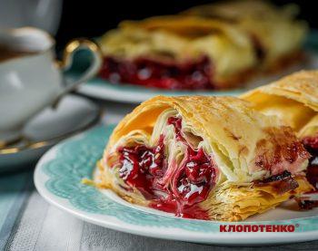 Вишневий штрудель із витяжного тіста