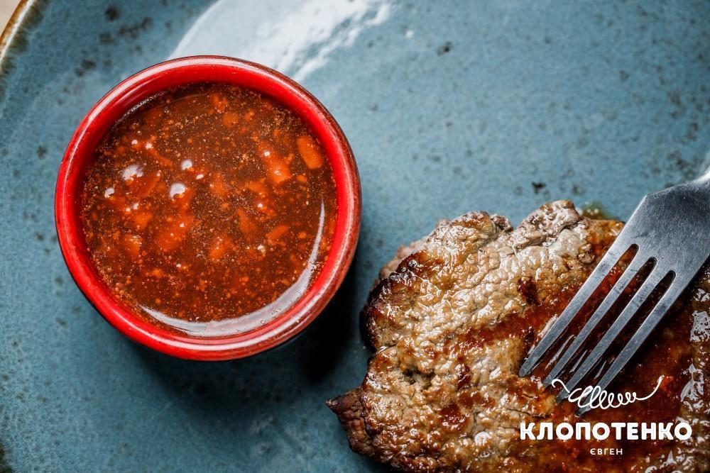 Класичний соус деміглас до стейку зі свинини