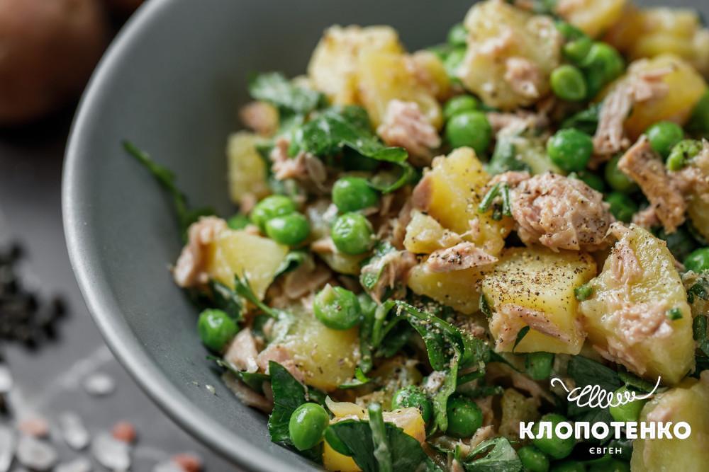 салат з картоплею та тунцем