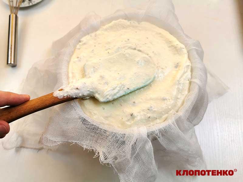 Викладання сирної маси в марлю