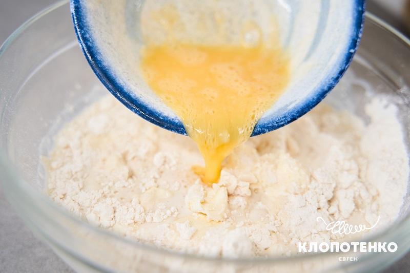 Додавання збитого яйця в тісто на піцу