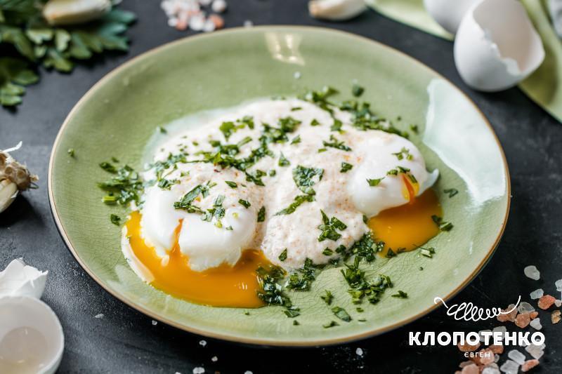 Турецькі яйця пашот з йогуртовим соусом