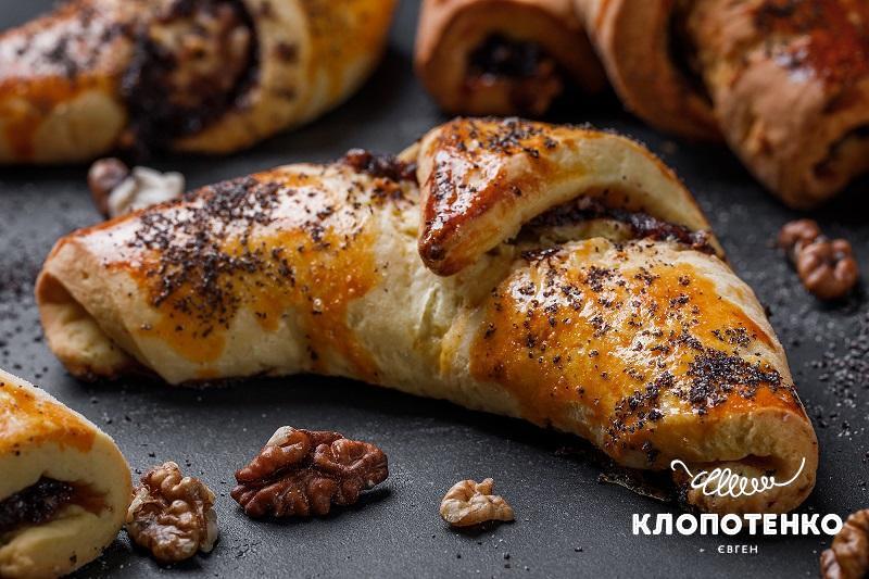 Кіфлики зі сливовим варенням