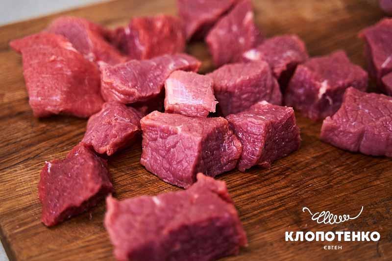 Наріжте яловичину