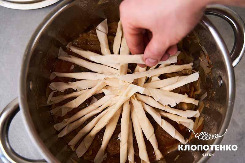 Викладіть тісто у каструлю