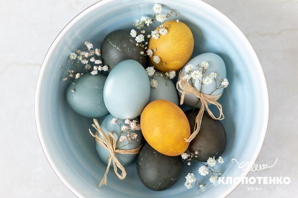 Яйця, пофарбовані куркумою, капустою та каркаде