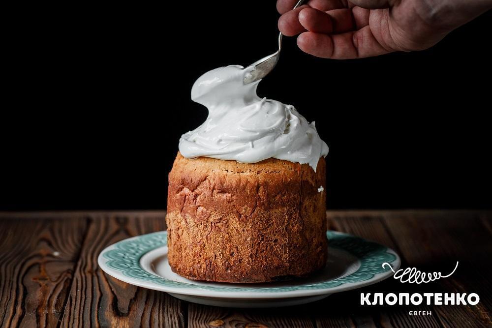 Як прикрасити паску глазур'ю, тістом і цукатами