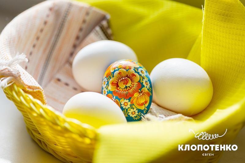 Писанки в великодньому кошику