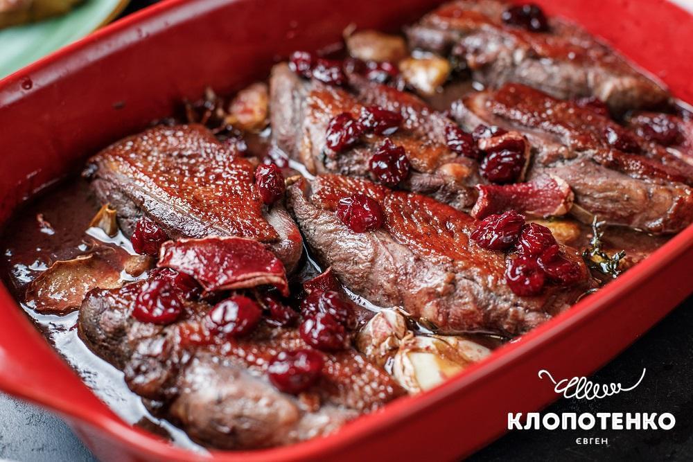 Запечені качині грудки з винним соусом