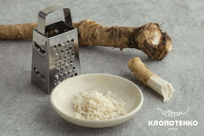 Хрін їдять, натерши чи перебивши кухонним комбайном