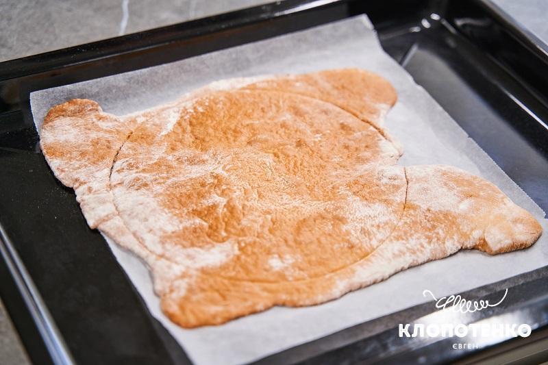 Змастіть коржі сиропом