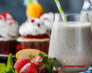 Молочний коктейль з полуницею та бананом