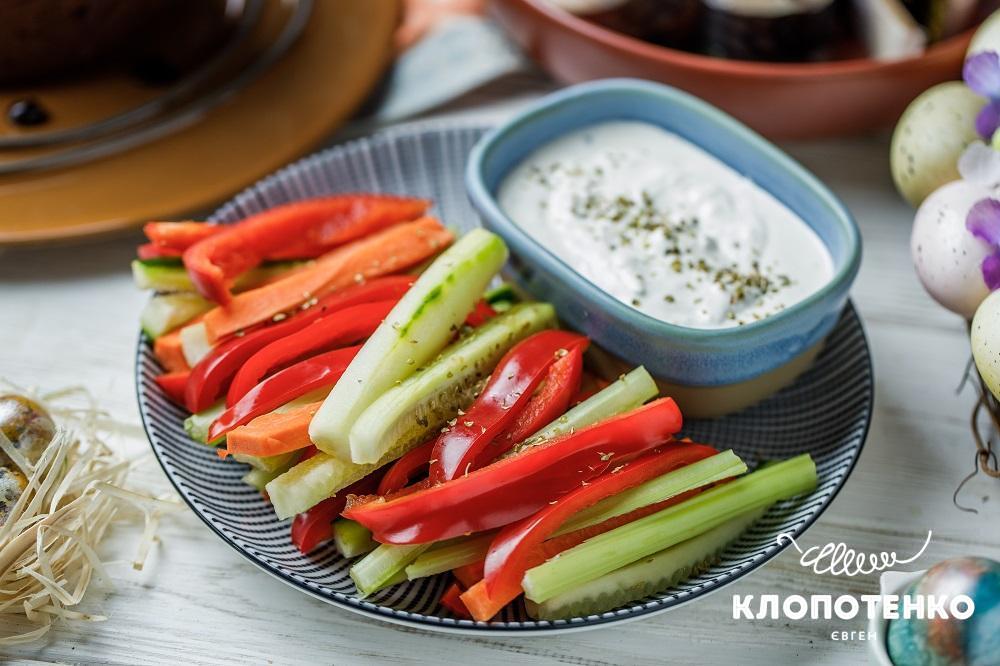 Овочева закуска з сирним соусом