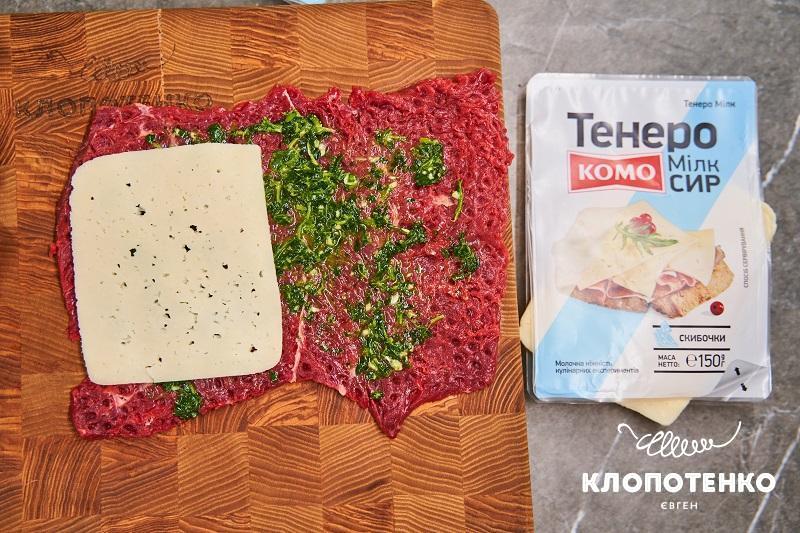 Викладіть сир, соус і гриби
