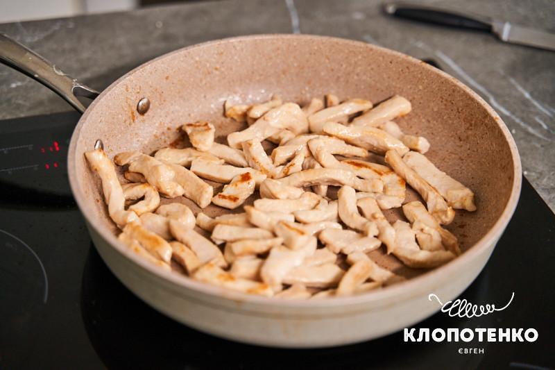 Салат з курячими стріпсами