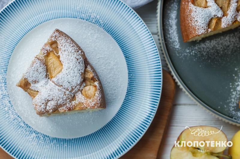 Готова шарлотка з яблуками
