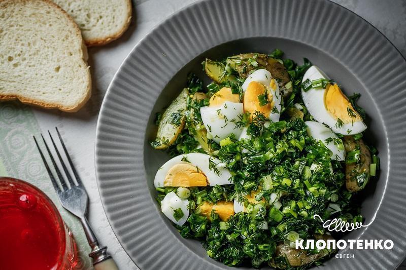 Салат з яйцями, цибулею і картоплею