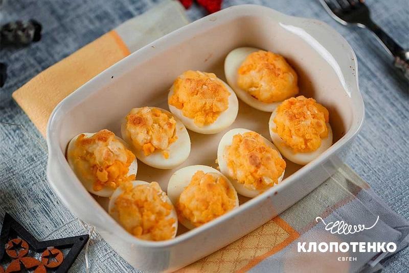 Яйця з сиром брі