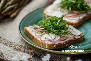 Тости з редискою і крем-сиром