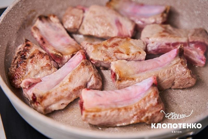 Обсмажте ребра до легкої скоринки