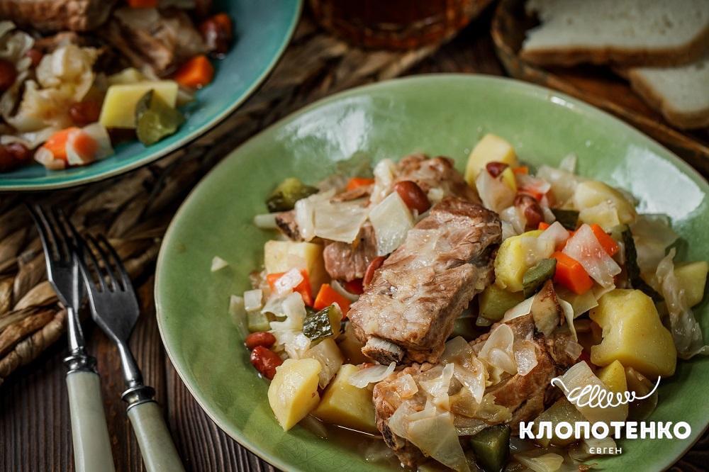 Тушковані з овочами свинячі ребра