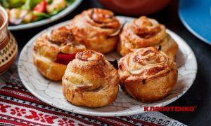 Закуска з листкового тіста з беконом і сиром