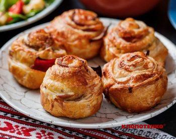 Закуска з листкового тіста з беконом і сиром