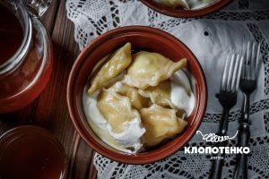 Вареники з сиром, запечені у сметані