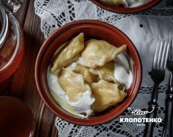 Вареники з сиром, запечені у сметані