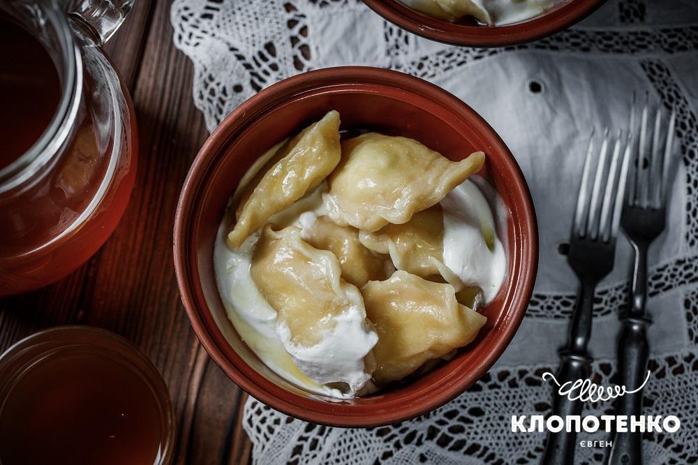 Вареники з сиром, запечені у сметані