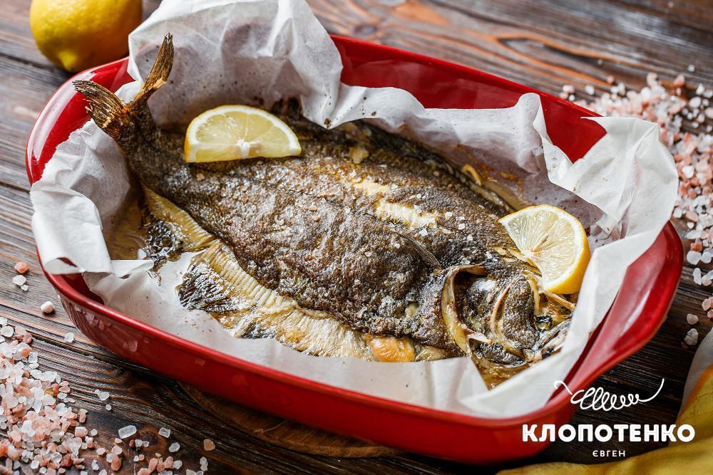 Запечена камбала з соком лимона