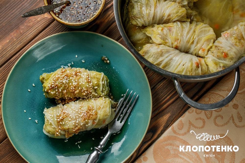 Голубці з пекінської капусти з соєвим соусом