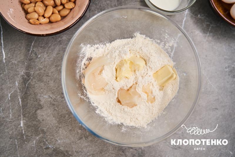 Змішайте борошно, масло і смалець