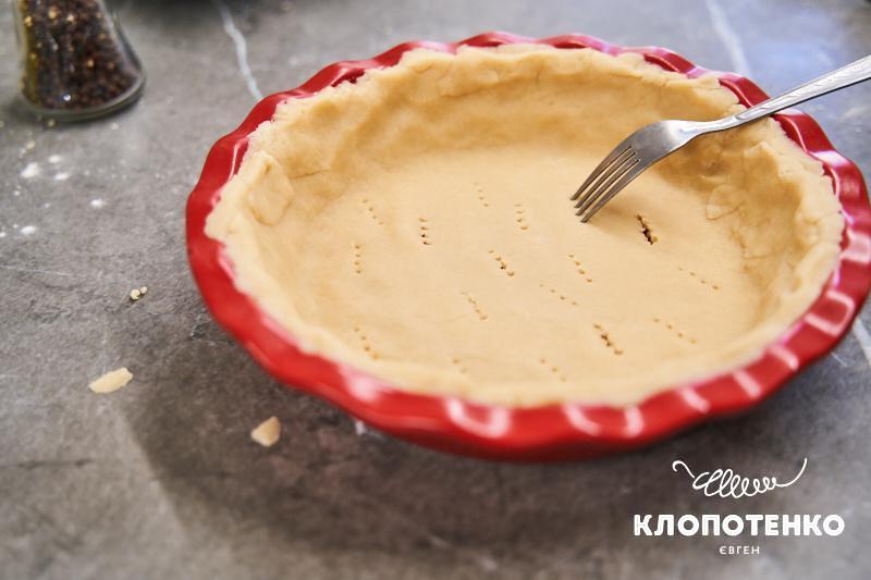 Розподіліть тісто по формі