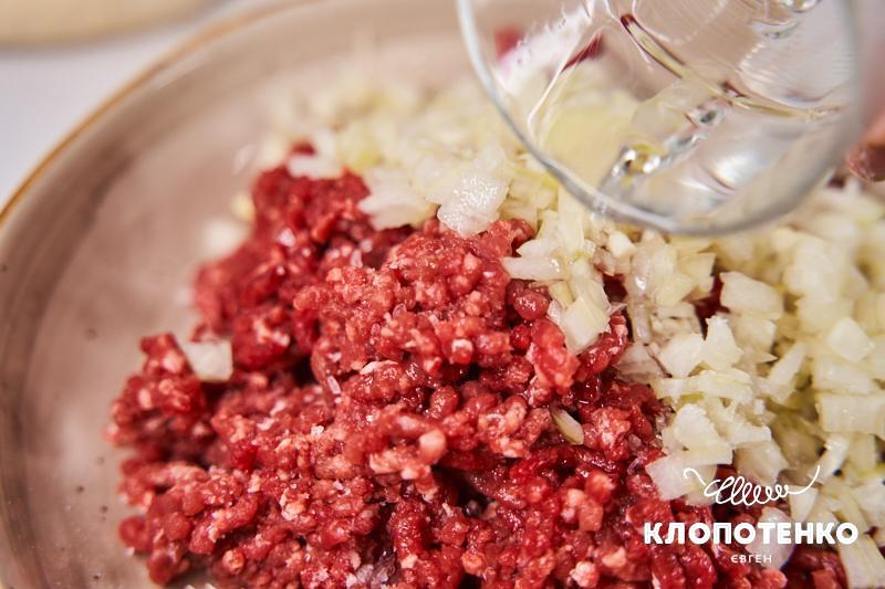 Змішайте фарш і замісіть тісто